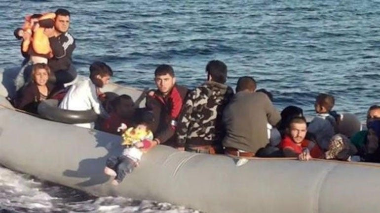 Σύλληψη μεταναστών κοντά στη Σμύρνη – Απείλησαν να πετάξουν παιδί στη θάλασσα